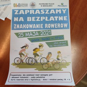 informacja o znakowaniu rowerów, na plakacie dane akcji i animowani rowerzyści