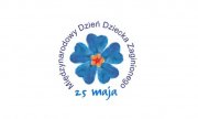 koniczyna w kolorze niebieskim, dookoła napis 25 Maja Międzynarodowy Dzień Dziecka Zaginionego
