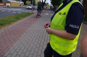 policjantka w tle rowerzysta