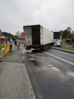 auto ciężarowe stojące w poprzek drogi w tle ulica