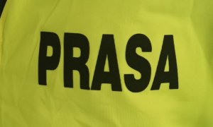 Napis na odblaskowej żółtej kamizelce napis- PRASA