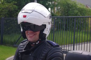 policjant w kasku motocyklowym