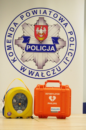 defibrylatory w tle baner i logo Policji