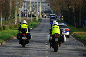 policjanci na motocyklach w tle ulica