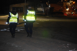 policyjny patrol wieczorową porą w tle ulica