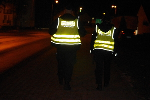 policyjny patrol wieczorową porą patroluje miasto w tle ulica