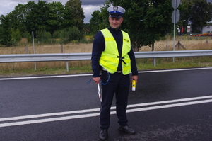 policjant ruchu drogowego w tle droga