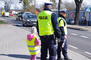 policjanci i przedszkolaki prowadzą działania w tle ulica