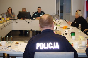 policjanci i pedagodzy na szkoleniu,  w tle sala