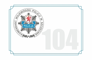 logo policji po lewej stronie, a po prawej cyfra 104