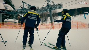policjanci na nartach patrolują stok narciarski