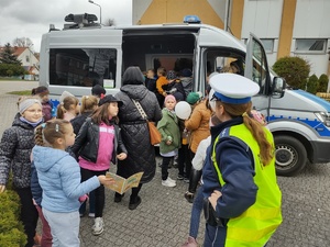 policjantka ruchu drogowego w tle radiowóz i dzieci