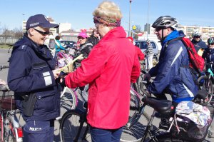 Policjanci i strażnicy miejscy dla rowerzystów