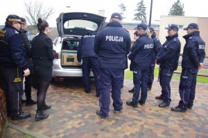 Nowy radiowóz dla policjantów”.