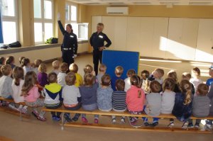 Policjanci w mini teatrzyku dla przedszkolaków