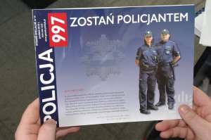 broszura policyjna trzymana w rekach maturzysty