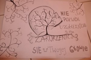 na plakacie ludzki mózg, w im rozgałęzienia drzewa, napis: nie pozwól aby uzależnienie zakorzeniło się w Twojej głowie
