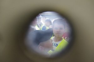 wizjer aresztu policyjnego przez który widać twarze dzieci