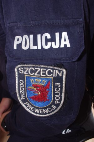 naszywka na mundurze policyjnym przedstawiająca daną jednostkę z napisem Policjia