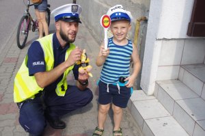 policjant z dzieckiem przebranym za policjanta