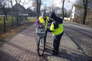policjantka zakłada rowerzystce kamizelkę