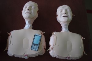 2 fantomy, na jednym prowizoryczny telefon komórkowy w tle materac