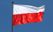 flaga Polski, powiewa na niebieskim tle