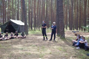 policjantka i strażak na obozie, w tle las