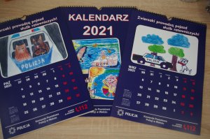 kartki kalendarza, a na nich prace dzieci