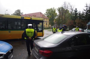 drogówka i ITD sprawdzają autobus w tle ulica