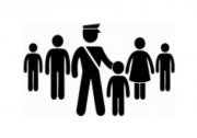 na przedzie policjant z ręką na ramieniu dziecka, obok postacie dorosłych osób, wszystkie postaci z kreskówki w czarnym kolorze