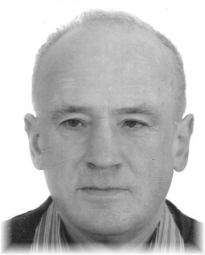 czarno- białe zdjęcie dowodowe mężczyzny