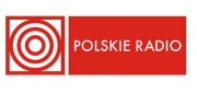 na czerwonym tle po prawej stronie napis Polskie radio, a po lewej biało czerwone koło ( spirala)