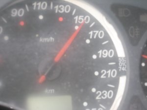 licznik wskazuje prędkość 150 km/ h