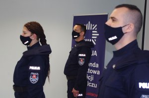 policjanci w tle baner z napisem KPP Wałcz