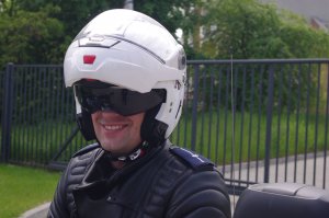 policjant w kasku na motocyklu w tle krajobraz