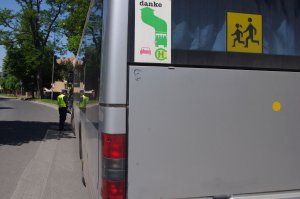 policjantka kontroluje autobus w tle droga