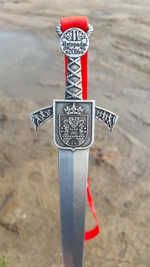 miecz z napisem 11 listopada