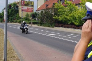 policjant na motocyklu w tle ulica