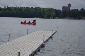 działania strażaków na wodzie w tle jezioro
