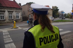 policjantka  w tle ulica