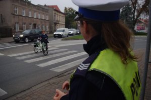 policjantka  w tle rowerzysta na przejściu