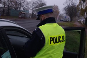policjant kontroluje pojazd w tle ulica