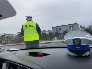 policjant na drodze w tle ulica