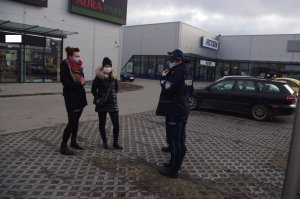 policjanci i sanepid przed galerią handlową w tle galeria