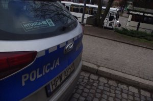 radiowóz w tle stacja autobusowa