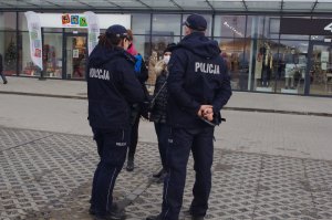 policjanci i sanepid przed galerią handlową w tle galeria