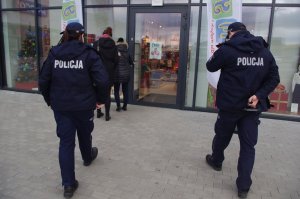 policjanci i sanepid przed galerią handlową w tle galeria