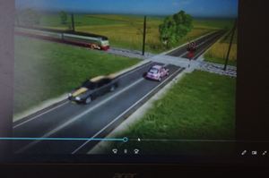 przejazd kolejowy w tle pojazdy i pociąg- zdjęcie z animowanej bajki