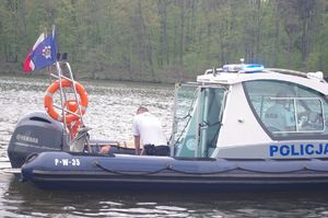 policjanci reanimują topielca na łodzi